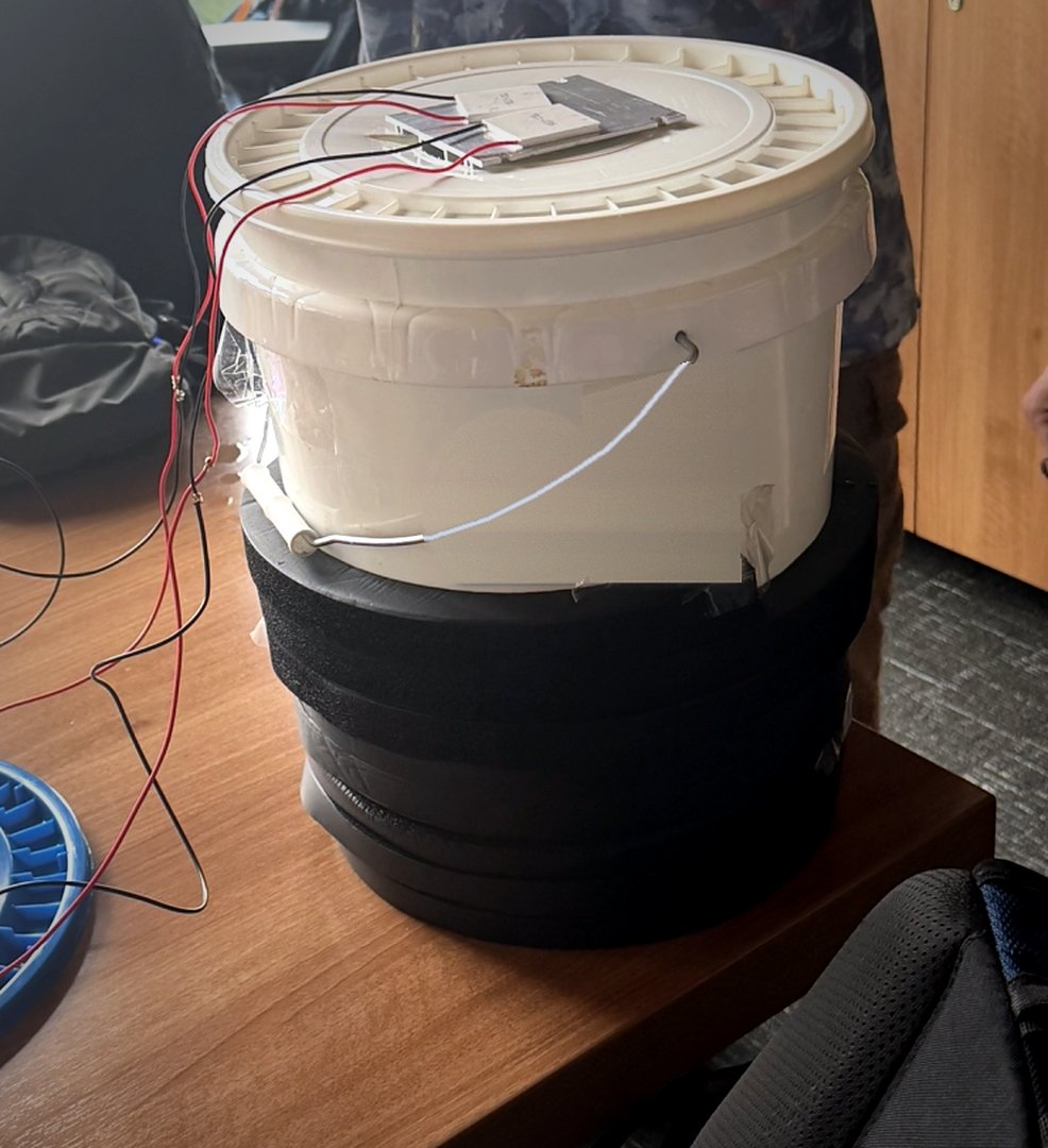 Hot/cold plate prototype: Peltier modules on the lid of an insulated liquid reservoir